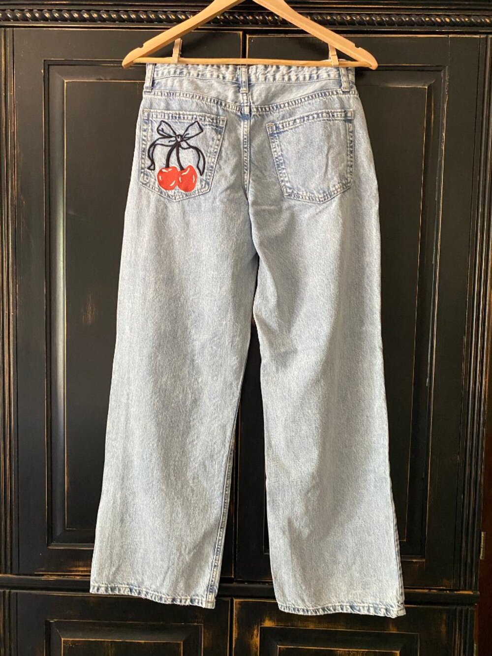 SIMPLE SOCIETY jeans - light wash wide leg with cherry back pocket - size 5/27
